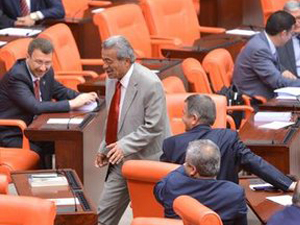 Kamer Genç MHP'ye geçti