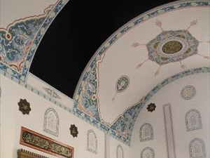 Bu caminin tavanı açılıp kapanıyor