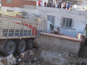 Kamyon evin salonuna girdi!