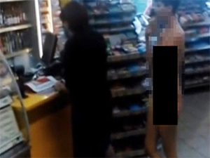 Çırılçıplak alışveriş yaptı