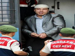 Namaz takkesiyle adliyeye geldi