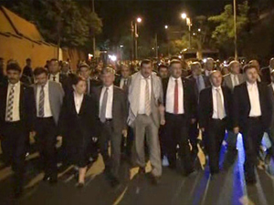 Vekiller Büyükelçiliğe yürüdü!