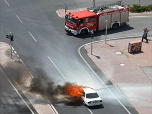 Yol ortasında alev alev yandı