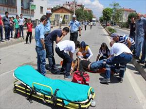 Motoruyla otomobile çarptı