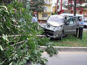 Önce kamyonete sonra şoförüne çarptı