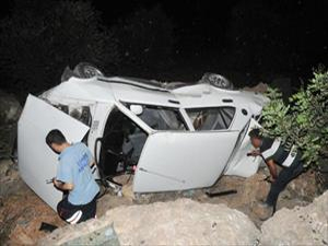 El freni çekilmeyen otomobil uçuruma yuvarlandı