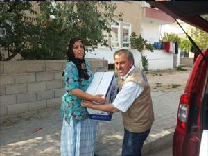 Muhtaç ailelere Ramazan paketi dağıttı