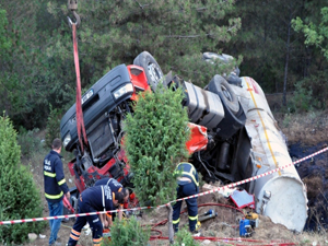 Asit yüklü TIR devrildi