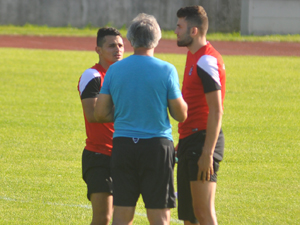 Hem futbolcu hem tercüman!