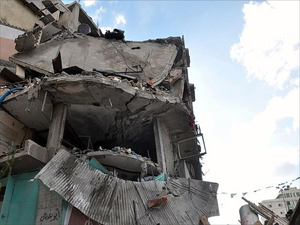 Fotomuhabirinin evini yıktı