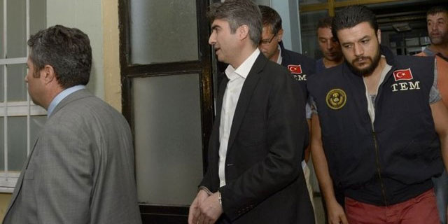 Eski Emniyet Müdürü'ne kelepçeli gözaltı