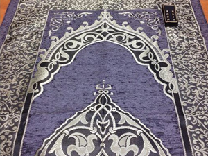 Bu seccade namaz kılmayı öğretiyor