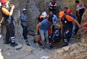 Define ararken öldü!