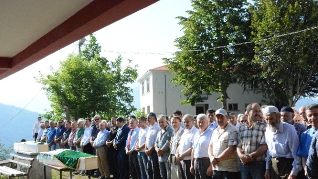 Trabzon'daki Trafik Kazası ölenler toprağa verildi