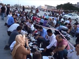 Adliye önünde "paralel" iftar
