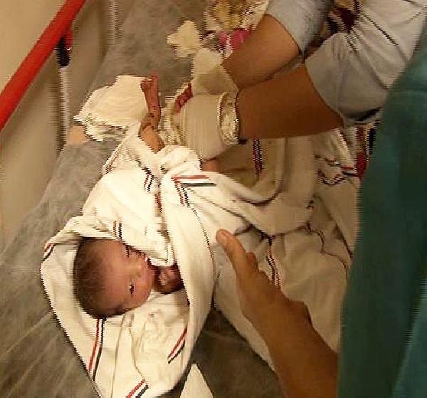 Çöp kutusunda bebek var