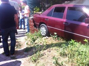 Otomobil kahvehaneye girdi: 7 yaralı