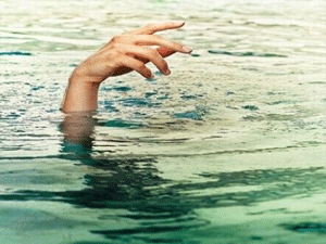 Denize giren kız kardeşlerden birisi boğuldu