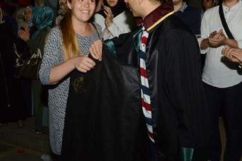 Babası tutuklandı kızı güldü