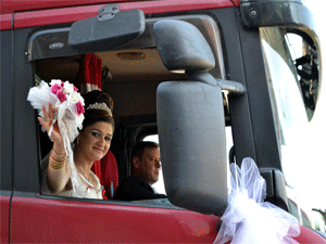Tırdan gelin arabası ilgi odağı oldu