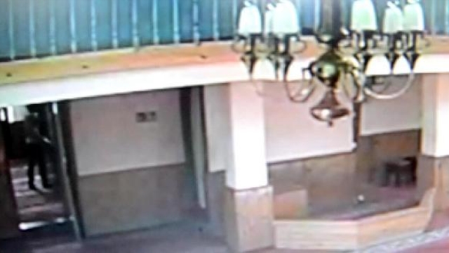 Trabzon'da camiyi soydu dua etti!