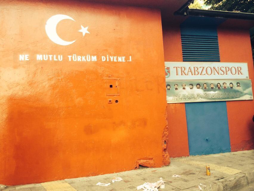 Trabzon'da bayrak krizini mahalleli kazandı