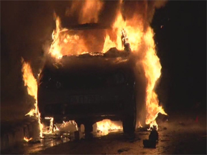 Yüzleri maskeli grup otomobili ateşe verdi