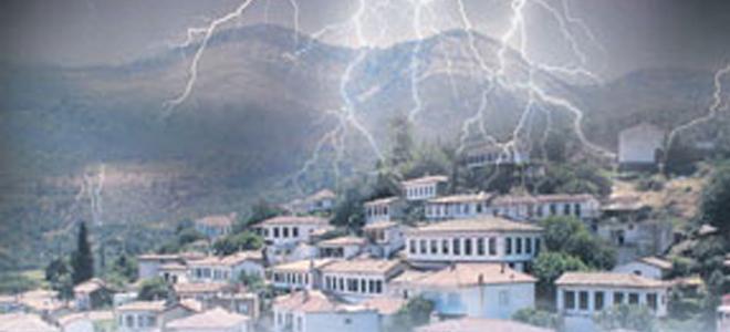 Trabzon'da bir eve yıldırım düştü