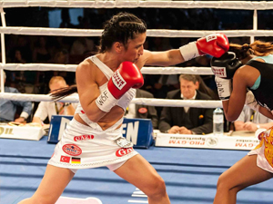 Trabzonlu bayan boksör fırtına gibi esiyor!