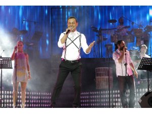 20. sanat yılını sahnede kutladı