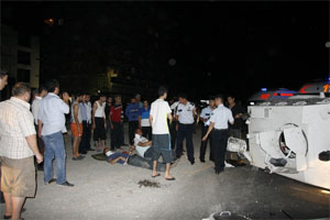 Zırhlı polis aracı devrildi!Yaralılar var