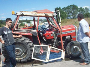 Samsun'da otomobil traktöre çarptı!