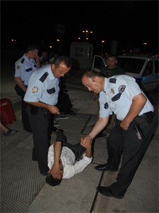 Karısını dövdü polisi görünce...