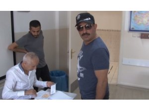 Cem Yılmaz sandığa erken gitti