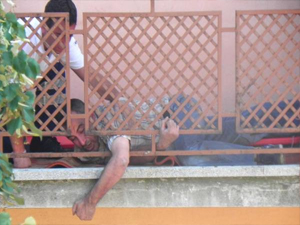 Balkondaki çamaşır ipleri hayatını kurtardı