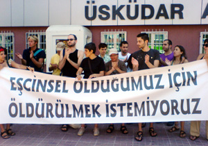 Eşçinsellerden kefenli eylem