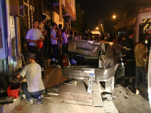 Minibüs park halindeki otomobile çarptı