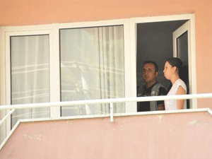 Küçük kızı koli bandıyla bağlayıp hırsızlık yaptıö