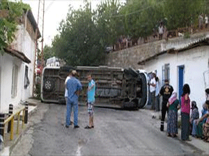 Koca minibüsü devirdi