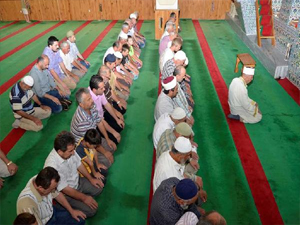 107 yaşında cemaate namaz kıldırdı