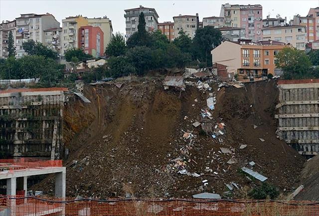 Üsküdar'da istinat duvarı çöktü