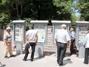 28 yıldır gazeteleri panodan okuyorlar