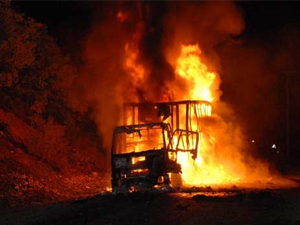 Teröristler araç yaktı!