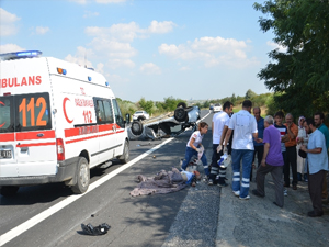 Kamyonete çarptı: 3 ölü, 1 yaralı