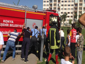 Yangına giden itfaiye aracı çamura saplandı