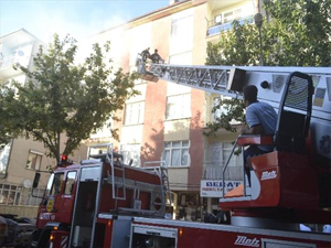 Evini ateşe verdi !