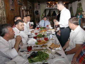 Maç öncesi dostluk yemeği