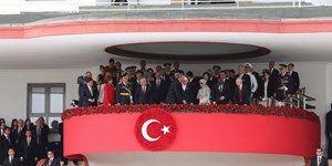 Cumhurbaşkanı'nın eli havada kaldı