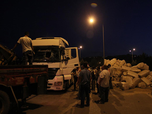 Saman yüklü tır devrildi!
