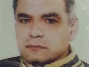 Babasını evde ölü buldu.